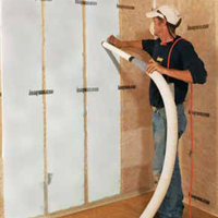 specialiste-soufflant-fibre-de-verre-dans-le-mur-avec-un-tuyau-resiflex-trois-riviere