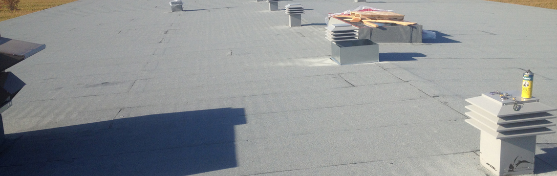 installation-membrane-entretien-couverture-de-toit-plat-avec-conduit-de-ventilation-resiflex-victoriaville